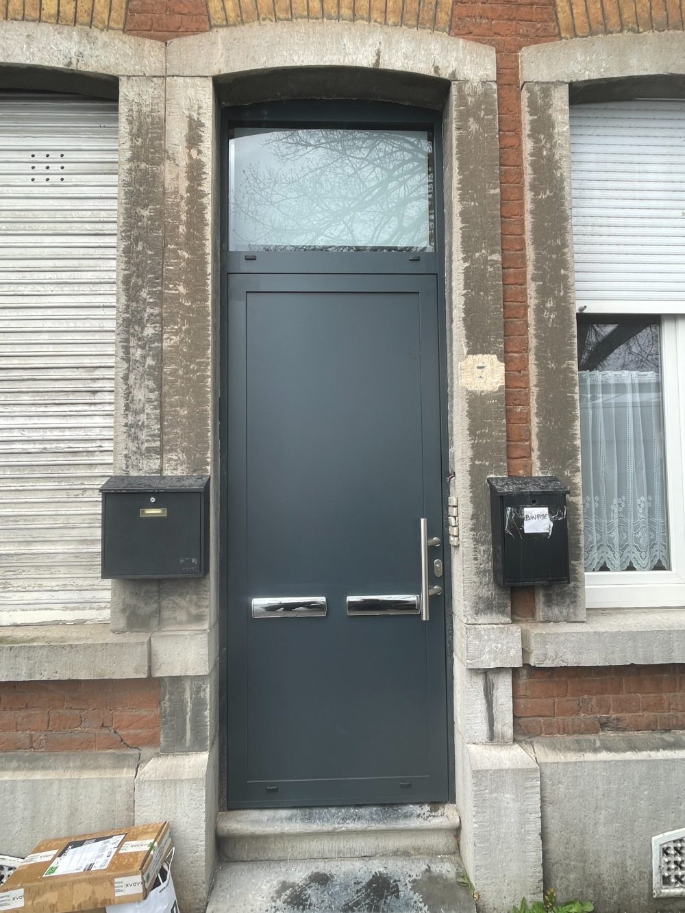 Nouvelle porte d'entrée anthracite posée