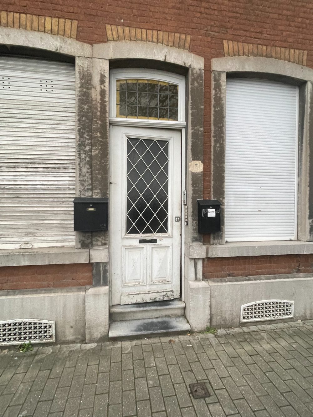 Porte d'entrée d'origine, maison de rue en pierre bleue