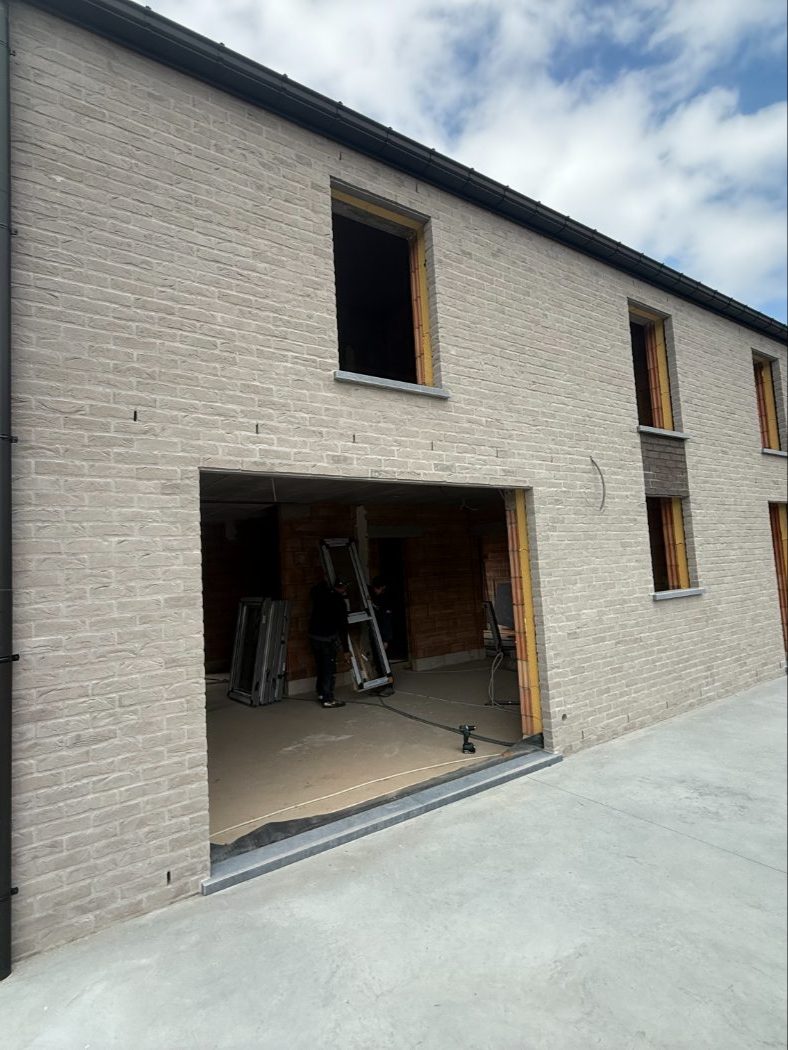 Maison neuve, ouvertures encore vides