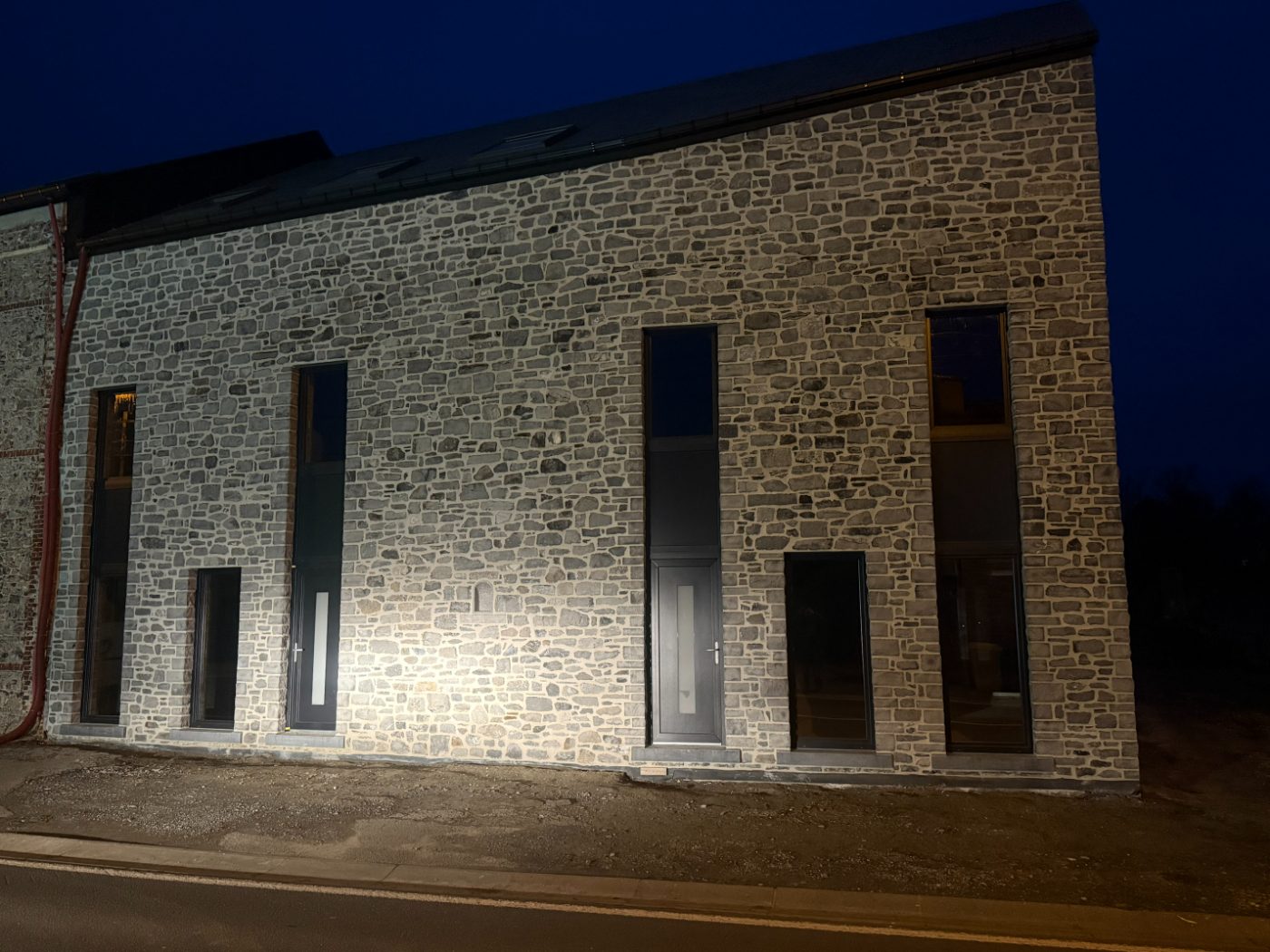 Grange en pierre rénovée, châssis posés, façade éclairée
